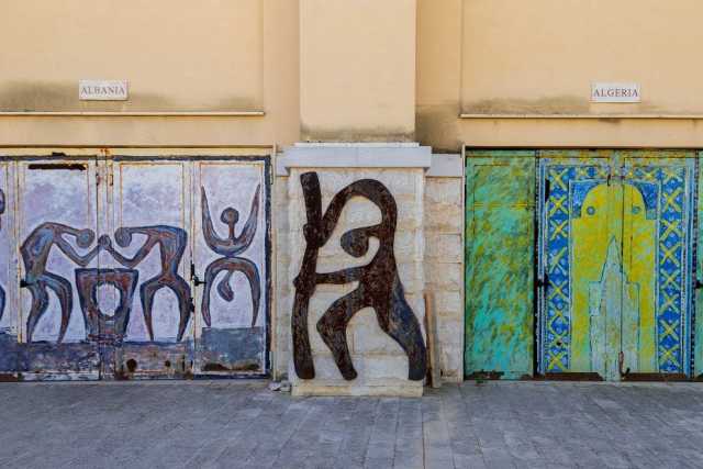 Bari, ci� che rimane delle porte dell'Arena della Vittoria dipinte per i Giochi del Mediterraneo